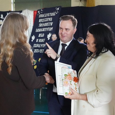 Świadectwa w rękach, matura za pasem. Wyjątkowy dzień w III LO&nbsp;&nbsp;[WIDEO, ZDJĘCIA]