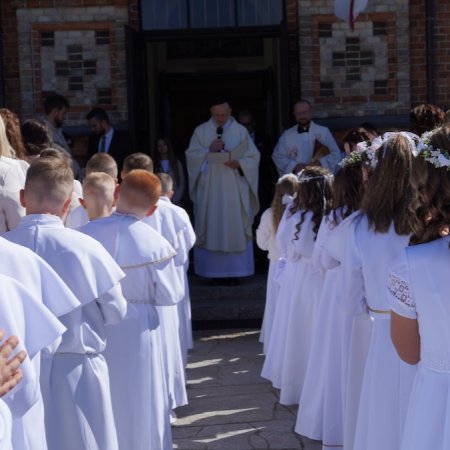 Pierwsza Komunia Święta w parafii pw. św. Wojciecha w Ostrołęce. Wyjątkowy dzień dla wielu rodzin [ZDJĘCIA, WIDEO]