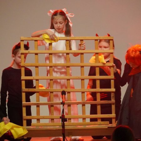 Uczniowie z Obierwi zagrali dla Filipa z Olszewki. Spektakl „Aniołek w klatce” [ZDJĘCIA, WIDEO]