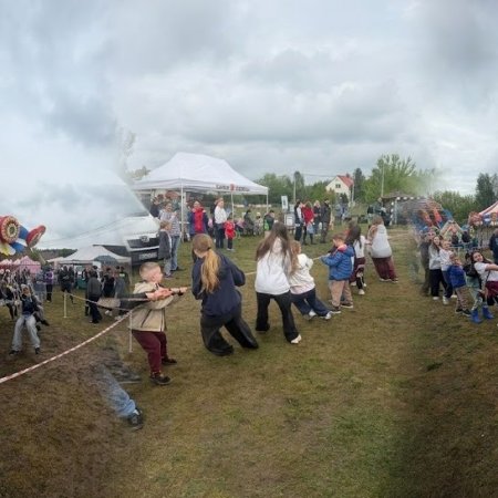 W strugach deszczu, ale z uśmiechem. Tak bawili się mieszkańcy Dzbenina! [WIDEO, ZDJĘCIA]