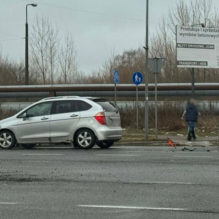 Dwa samochody zderzyły się na obwodnicy. Na miejscu pracują ratownicy i policja [ZDJĘCIA]