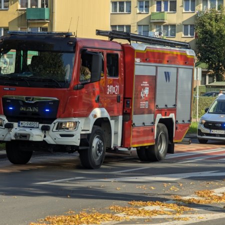 Niebezpieczna sytuacja w godzinach szczytu. Strażacy ruszyli do akcji [ZDJĘCIA]