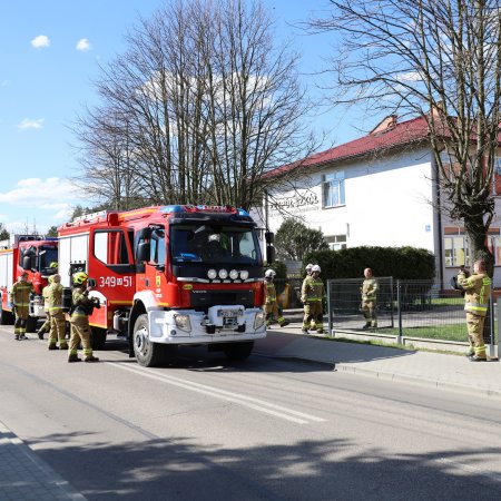Wielka akcja strażaków w szkołach i pod kościołami. Co się działo w gminie Lelis? [ZDJĘCIA]