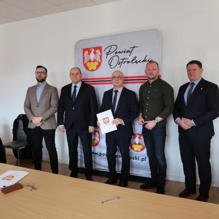 Powiat Ostrołęcki podpisał umowę na przebudowę drogi w Ludwinowie [ZDJĘCIA]