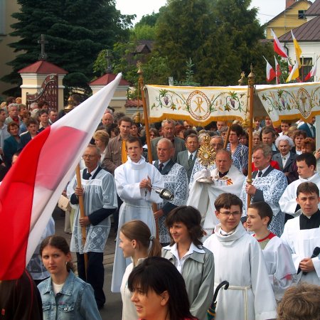 Wydarzenie, które połączyło całe miasto. Tysiące wiernych na ulicach Ostrołęki [ZDJĘCIA]