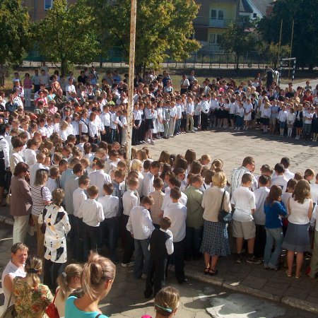 Tak wyglądało rozpoczęcie roku szkolnego przed laty. Zobacz archiwalne zdjęcia