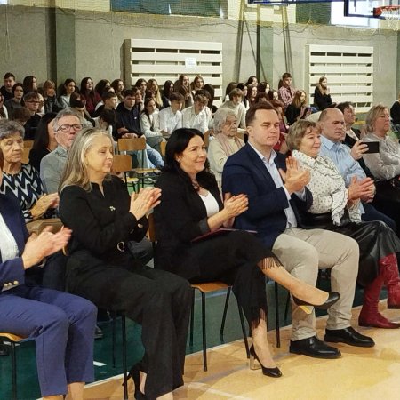 Teatralny debiut uczniów 3LO. „Jasełka w nowej odsłonie" zachwyciły widzów [ZDJĘCIA]