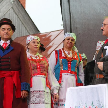 „Wesele na Kurpiach" po procesji Bożego Ciała. Widowisko ku czci ks. Skierkowskiego [WIDEO, ZDJĘCIA]