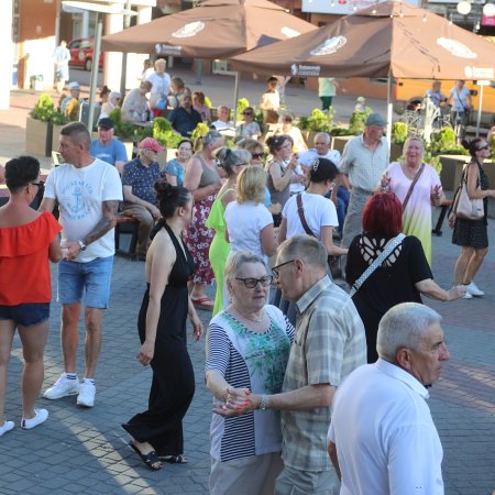 Potańcówka na Placu Wolności w Ostrołęce. Upał nie przeszkodził w zabawie [WIDEO, ZDJĘCIA]