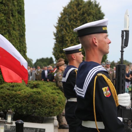 Kwiaty na żołnierskich mogiłach. Rzekuń uczcił pamięć poległych [WIDEO, ZDJĘCIA]