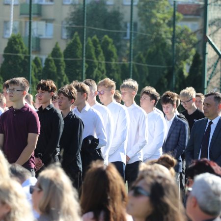 Nowy rok szkolny w ZSZ 1 w Ostrołęce. "To jest wasza szkoła" [WIDEO, ZDJĘCIA]