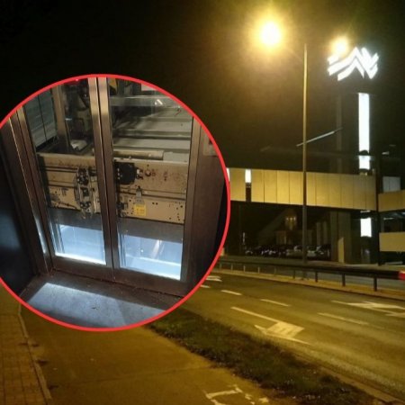 Zamiast naprawy - kamery. Ratusz ma plan na stale niszczoną kładkę przed Muzeum Żołnierzy Wyklętych