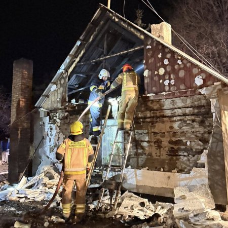 Nocna walka z ogniem w Kuciejach. Drewniany dom stanął w płomieniach [ZDJĘCIA]