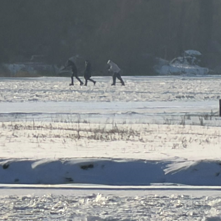 Niebezpieczna zabawa na zamarzniętej Narwi [ZDJĘCIA]