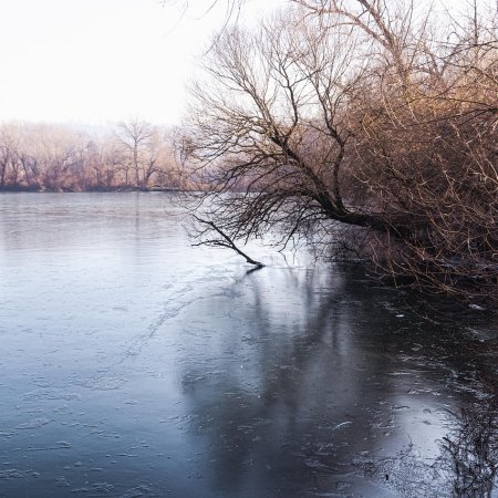 Śmiertelna pułapka na zamarzniętych jeziorach. Dlaczego wchodzenie na lód to rosyjska ruletka?