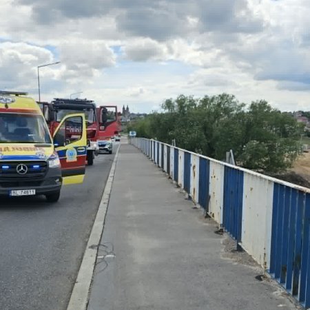 Sekundy od tragedii na moście! Wszyscy zamarli, kiedy zobaczyli, co dzieje się za barierką!