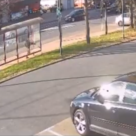 34-latek postanowił stoczyć pojedynek z wiatą przystankową [WIDEO Z MONITORINGU]