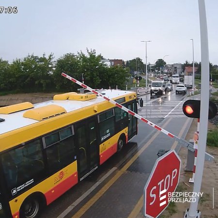 Szokujące nagranie z przejazdu kolejowego. Autobus wjechał prosto pod opuszczające się szlabany [WIDEO]