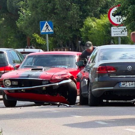 Zderzenie aut w Dzbeninie. Kolizja zabytkowego Forda Mustanga z Volkswagenem [ZDJĘCIA]