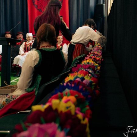 Ostrołęcka młodzież mierzy wysoko. Ponad 12-metrowa palma kurpiowska gotowa na finał! [ZDJĘCIA]