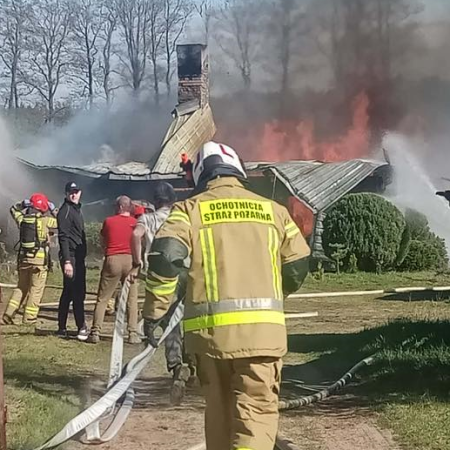 Walka z żywiołem w majówkę. Ogień zajął dom mieszkalny [ZDJĘCIA]