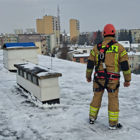 Strażacy usuwali niebezpieczne nawisy śnieżne z dachu szkoły w Ostrołęce