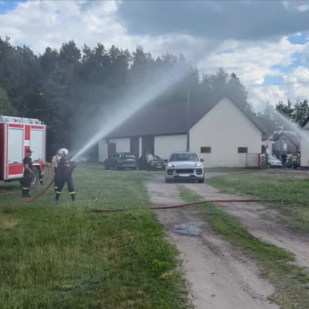 Strażacka brama weselna! Druhowie zaskoczyli swojego kolegę [WIDEO]