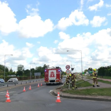 Rozbite auto, zniszczenia i... brak kierowcy. Co stało się przy obwodnicy?