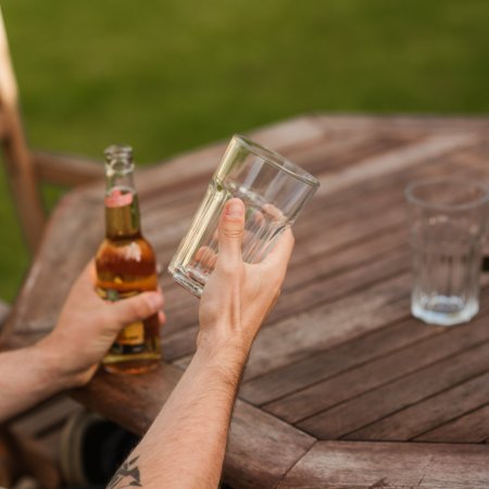 Mniej zezwoleń na alkohol, ale więcej ofiar przemocy domowej