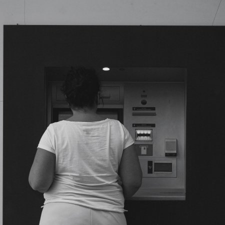 Seniorka rozmawiała przez telefon przy bankomacie. Kobieta obok zauważyła, że coś jest nie tak