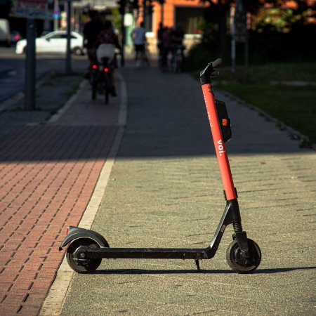 Hulajnogi rozpędzone w parkowych alejkach. Po otwarciu pumptrucku problem się nasilił