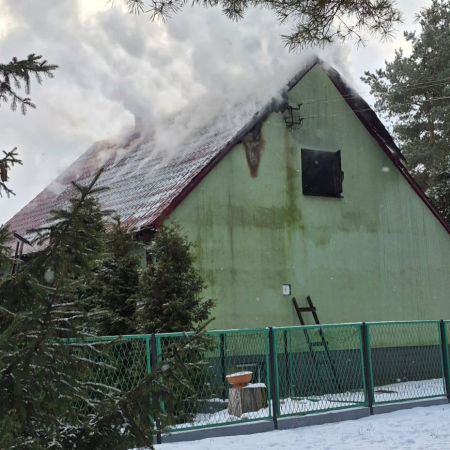 Pożar poddasza w Piaseczni. W akcji pięć jednostek straży [ZDJĘCIA]