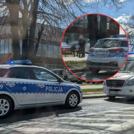 Medycy i policja na sygnale. Co wydarzyło się w czwartek przy MOPR w Ostrołęce? [ZDJĘCIA]