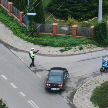 Dron zawisł nad przejazdem pod Ostrołęką. Posypały się mandaty! [WIDEO]