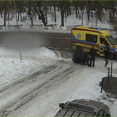 Dramatyczne sceny pod komendą. Nagle złapała się za klatkę piersiową i upadła na chodnik [WIDEO]