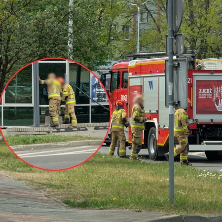 Interwencja strażaków w centrum Ostrołęki. Co się stało przy banku? [WIDEO, ZDJĘCIA]