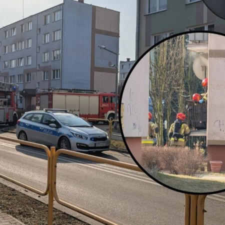 Akcja służb w ostrołęckim bloku. Strażacy weszli do mieszkania przez balkon [WIDEO, ZDJĘCIA]