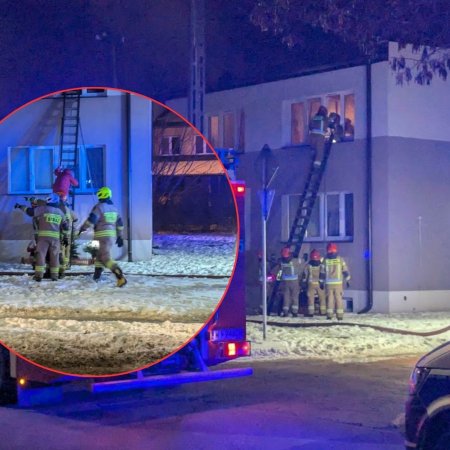 Sekundy od tragedii w Ostrołęce. Strażacy wynieśli nieprzytomną kobietę z płonącego lokalu, dzieci uciekały przez okno! [WIDEO, ZDJĘCIA]