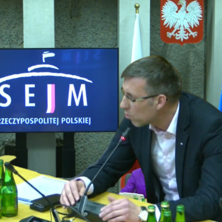 Dyskusja o kolei z Ostrołęki bez udziału rządu. "To przykre i haniebne" [WIDEO]