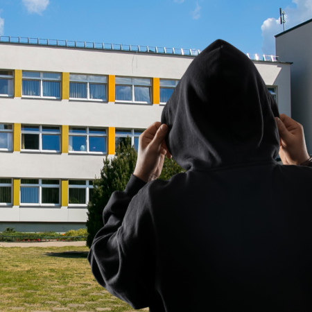 Podejrzany mężczyzna kręci się przy szkole? "Porozmawiajcie i uświadomcie swoje dzieci"