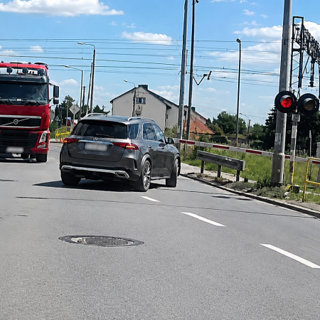 Sekundy od tragedii! Kierowca ciężarówki zignorował sygnalizację na przejeździe kolejowym [WIDEO]