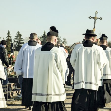 Wszystkich Świętych 2026 w Ostrołęce. Harmonogram procesji i mszy na cmentarzach