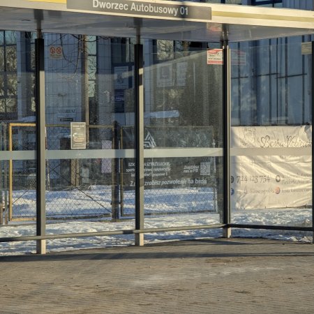 Gdzie się podziały ławki? Czytelnik pyta o przystanki przy Bogusławskiego