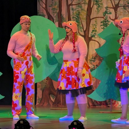 Muzyczna lekcja pracowitości w OCK. Świnki Pepa, Mela i Kwi podbiły serca małych ostrołęczan [ZDJĘCIA]