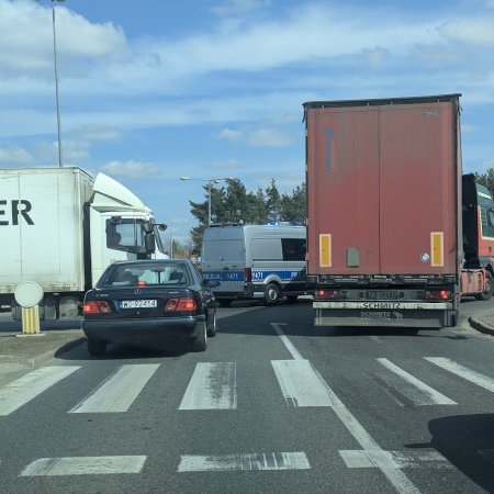Szklana pułapka na rondzie! Wszystko przez jeden błąd kierowcy [ZDJĘCIA]