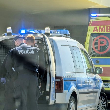 Alarm pod Biedronką w Ostrołęce. Na miejscu policja i pogotowie [WIDEO, ZDJĘCIA]