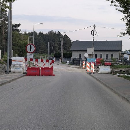 Drogowy paradoks pod Ostrołęką. Można przejechać, ale nie wolno [ZDJĘCIA]