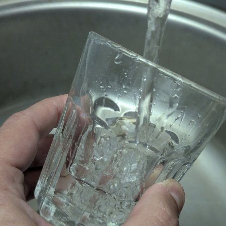 Brunatna woda w kranach w Rzekuniu. Wójt wyjaśnia, skąd problem i co dalej
