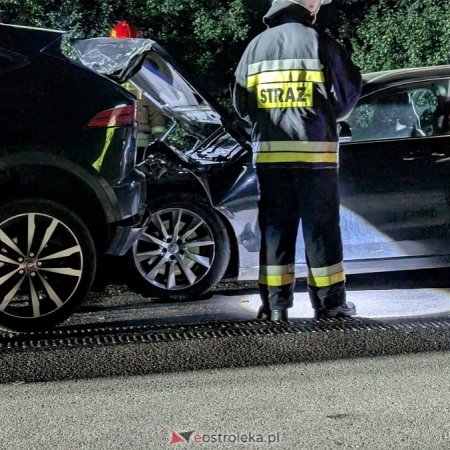 Wieczorne zderzenie pod Ostrołęką. Volvo kontra Jaguar [ZDJĘCIA]