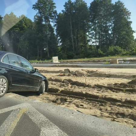 Kolejny samochód w pułapce na ul. Stacha Konwy!  [FOTO]